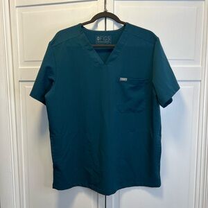 Figs Men's Chisec Three-Pocket Scrub Top Size Men’s Large Color Teal Green